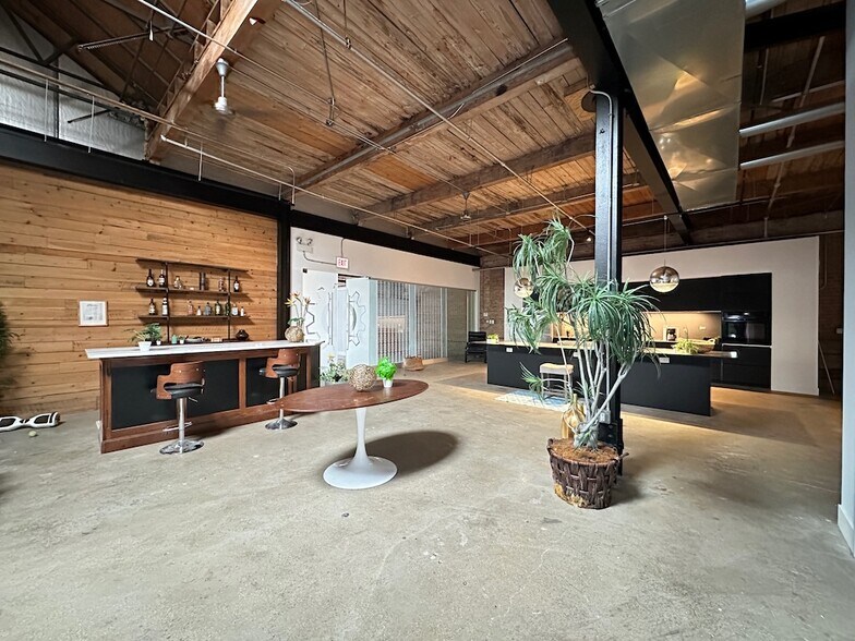 Building Photo - 3134 W Carroll Ave