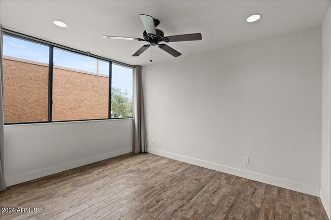 Building Photo - 7401 N Scottsdale Rd