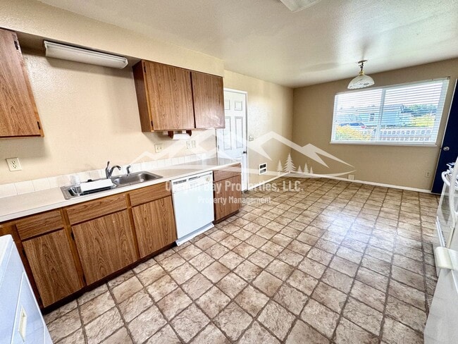 Building Photo - Dog Friendly Bandon Home: 3 bdrm / 1 ba