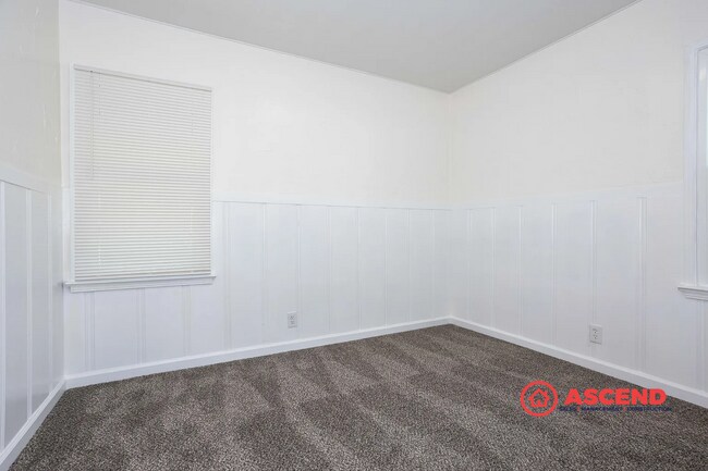 Building Photo - Charming 4 Bedroom Home!