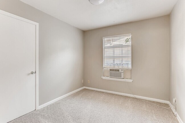 Building Photo - 3 Bedroom / 1 Bath w/ Carport (SOCO / 7870...