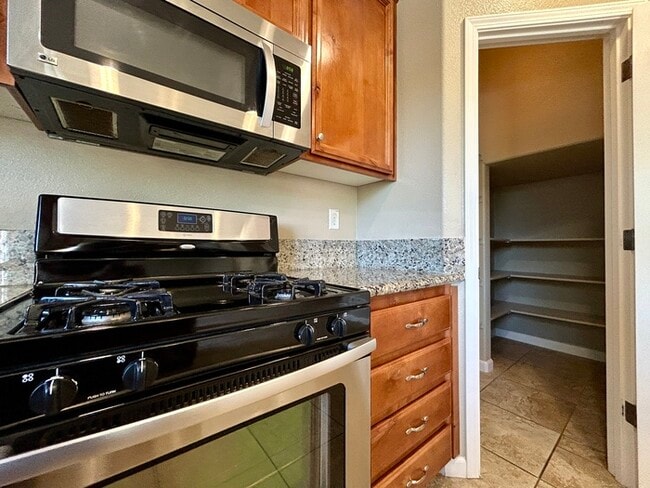 Building Photo - Beautiful 3 Bedroom 2.5 Bathroom in Gated ...
