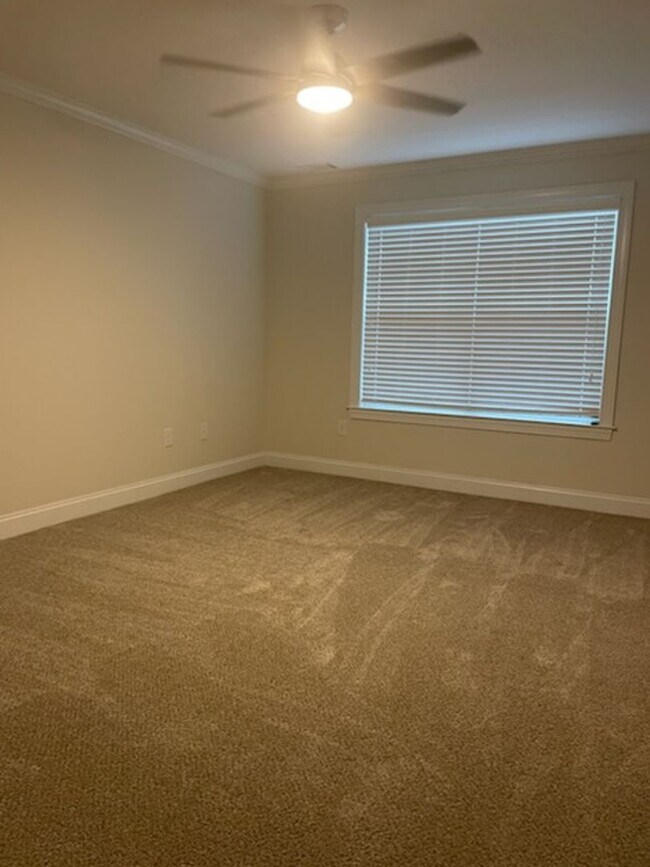 Building Photo - GORGEOUS EXECUTIVE TOWNHOME IN GATED COMMU...