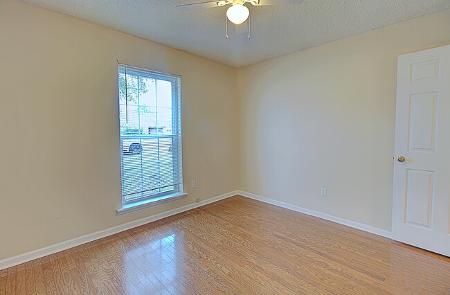 Building Photo - 948 Wedgewood Way