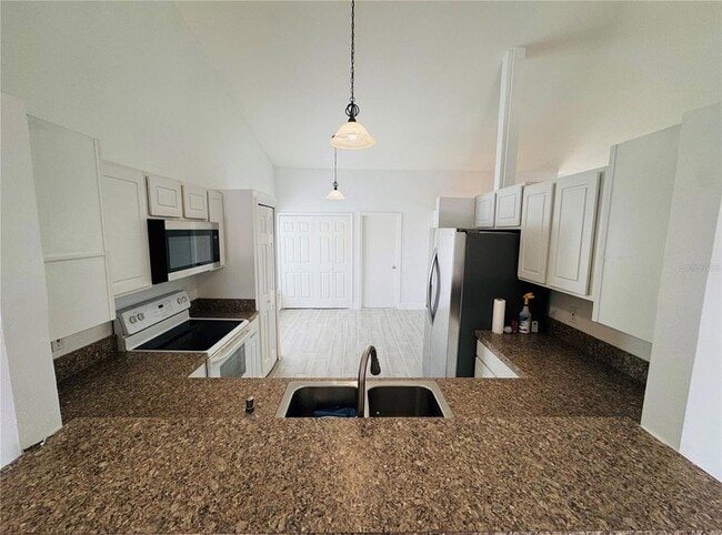 Building Photo - 2405 Queenswood Cir