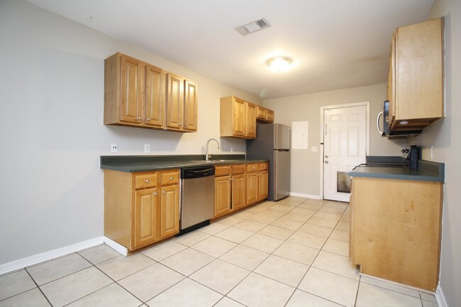 Building Photo - Modern Gulf Breeze Duplex: 3 Bed, 2 Bath, ...