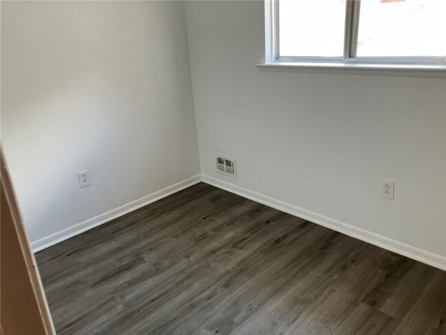 Building Photo - 220 E Linden Ave