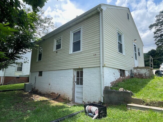 Building Photo - 420 N Elm St