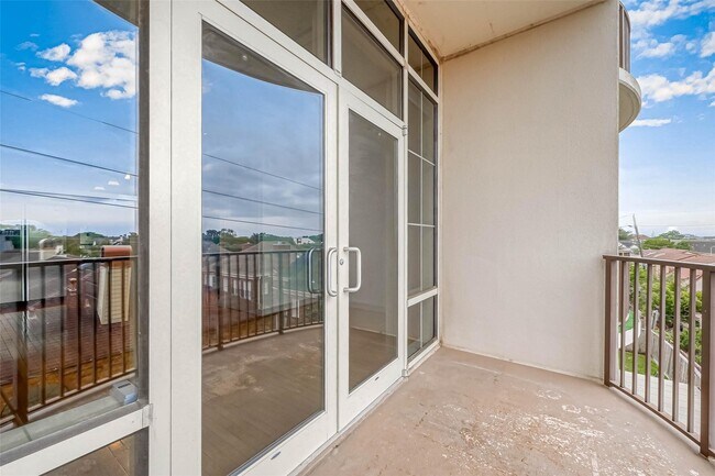 Building Photo - 1616 Fountain View Dr