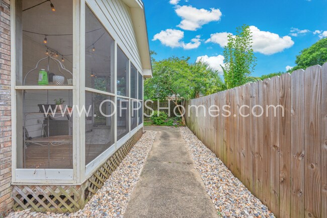 Building Photo - 3/2 in Destin!! AVAILABLE JULY 1