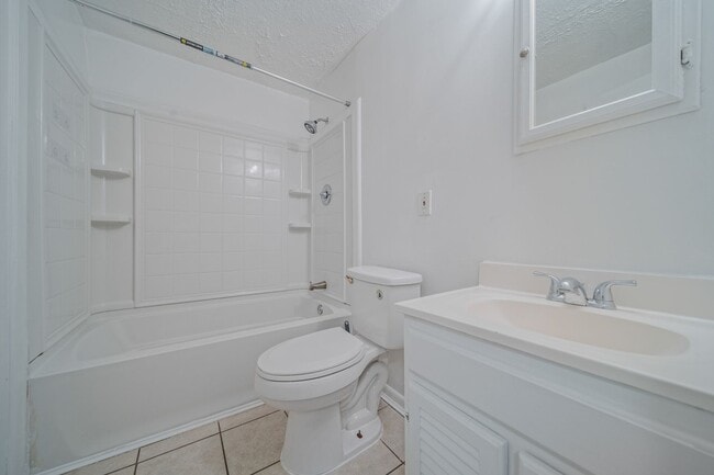 Building Photo - Spacious & Newly Renovated 5-Bedroom Home Available May 9!