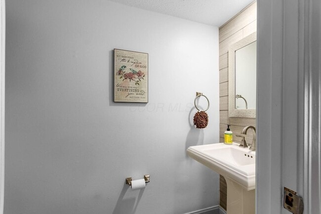 Building Photo - 6930 Avery Rd