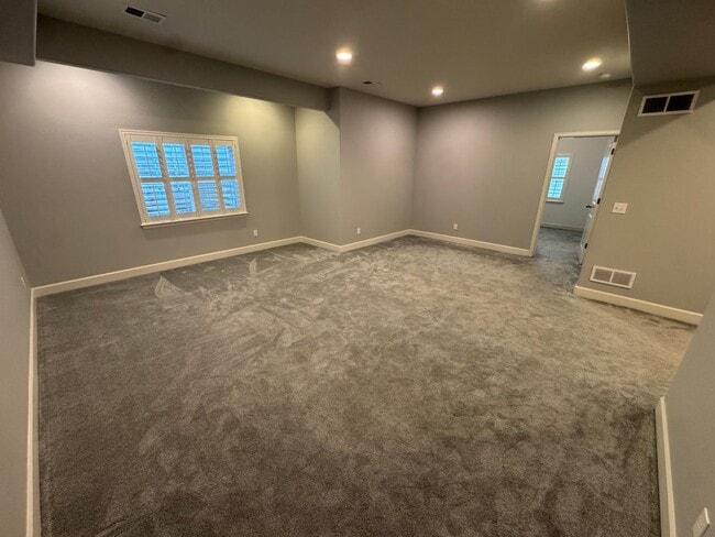 Building Photo - Beautiful spacious home in a lovely quiet ...