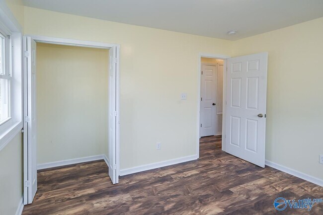 Building Photo - 2423 Medaris Rd NW