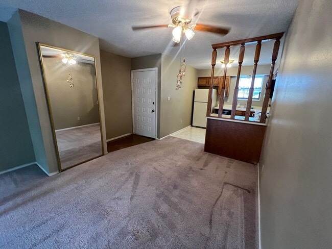 Building Photo - Private Charming Apartment!