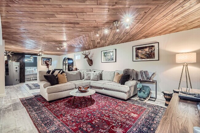 Building Photo - Available September! Charming House for rent in the Crest Club neighborhood!