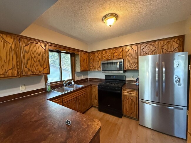 Building Photo - Spacious 4 Bedroom Home in Coon Rapids