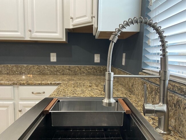 Building Photo - Spacious Waterfront 4BD/2.5BA Single Family Home in Orlando FL!