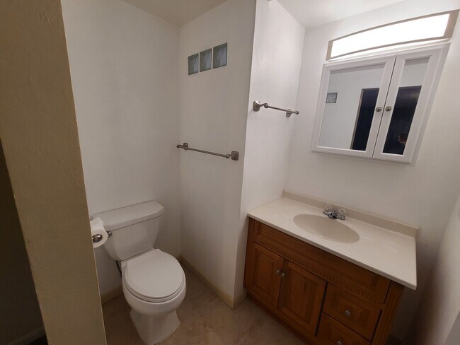 Building Photo - Large 2 Bedroom Home