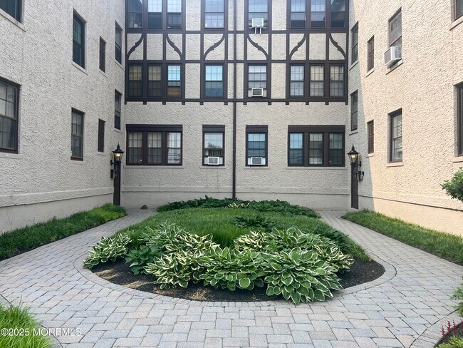 Building Photo - 17-19-19 Leroy Pl
