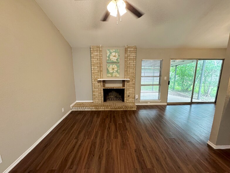 Building Photo - 8739 Glen Bluff