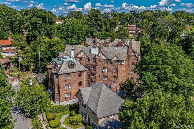 Building Photo - 38-30 Douglaston Pkwy