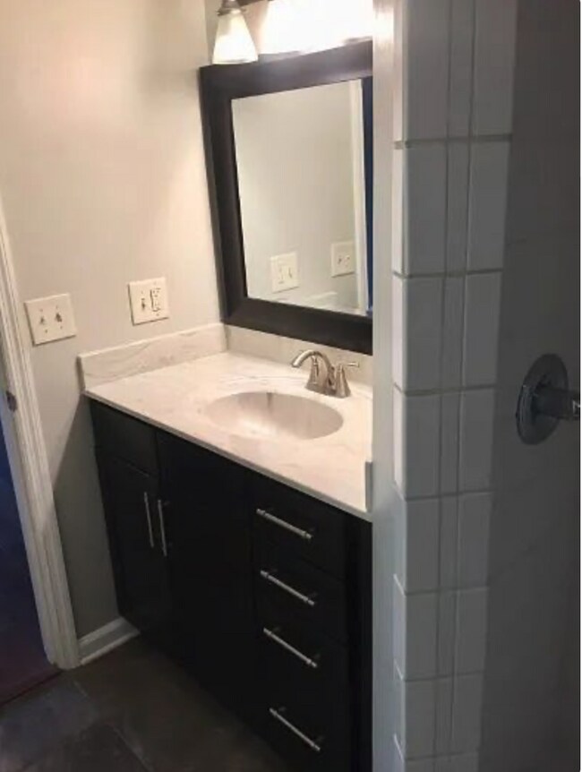 Building Photo - 2 bed 2 bath w/pool LOCATION!!