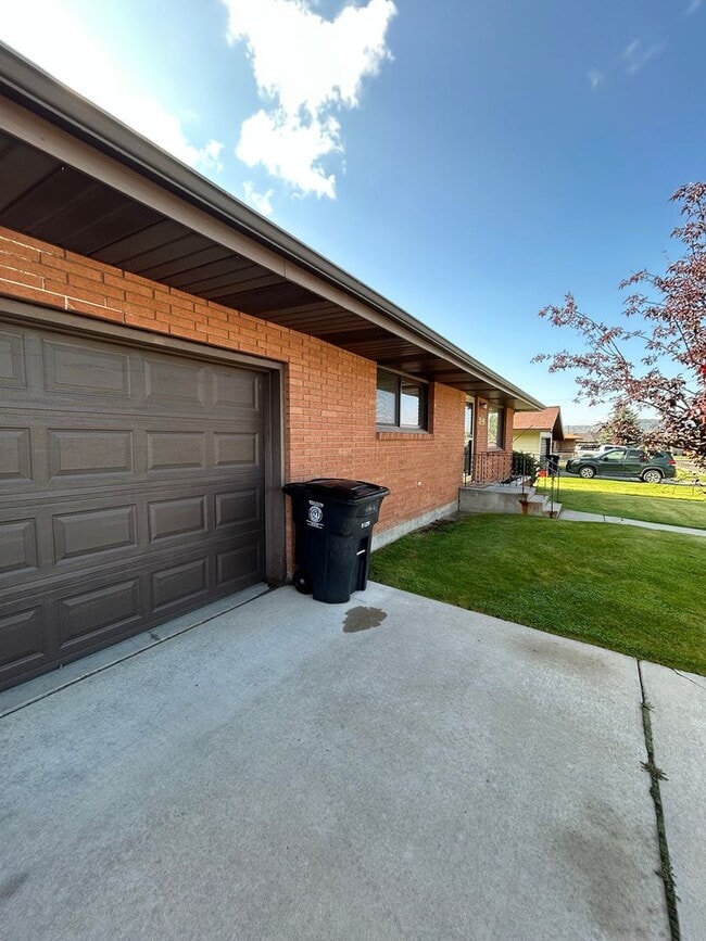 Primary Photo - 3470 S Hillcrest Dr