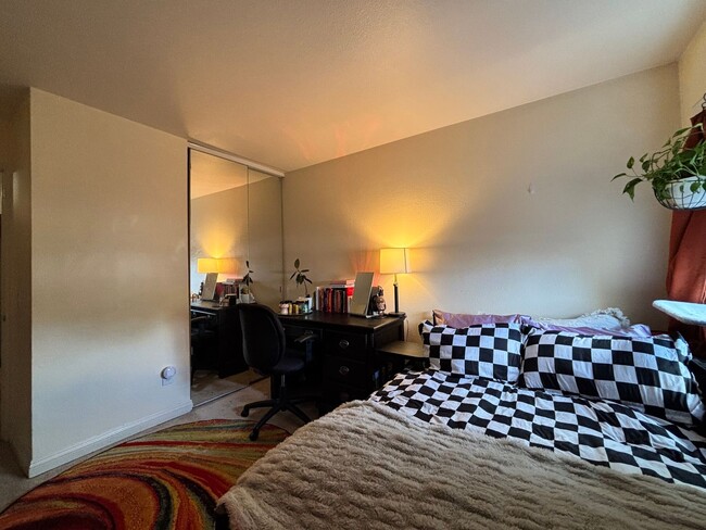 Building Photo - 2 Bedrooms 2 full bathrooms condo in San D...