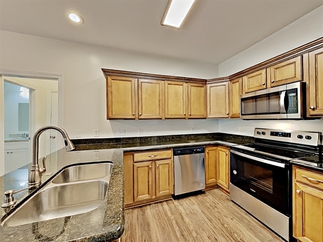 Building Photo - 447 Titans Cir