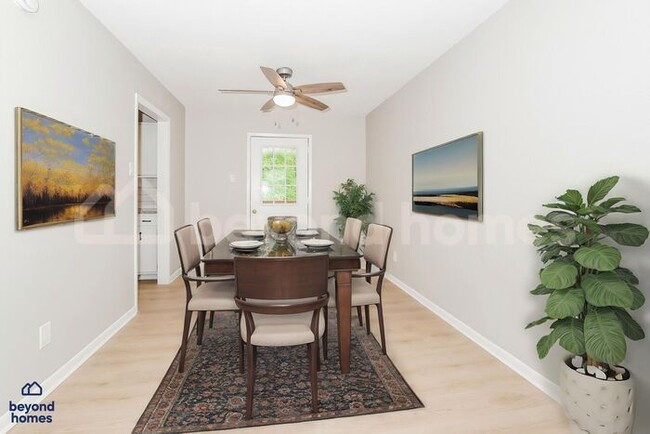 Building Photo - Stunning 4 Bedroom 2 Bathroom Home - Looki...