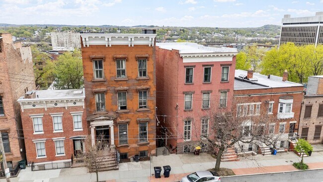 Building Photo - 47 Ten Broeck St
