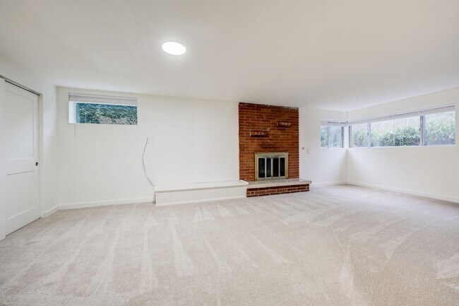 Building Photo - Beautiful 4 Bedroom Home in Matthews Beach AVAILABLE NOW!