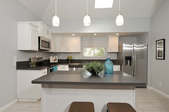 Building Photo - Beautiful 2 Bdrm, 1 Bath Downtown Sac Remodel!