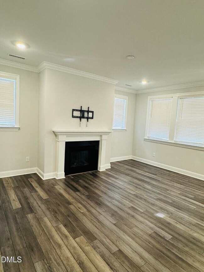 Building Photo - Stunning 4 Bedroom 3 Bathroom Single Family Home with 1st floor office w/ FREE high-speed interne...