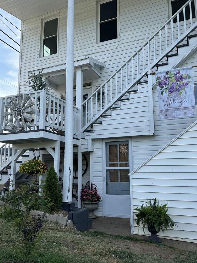 Building Photo - 361 E Main St