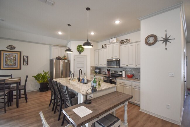 Building Photo - Available! Gorgeous 3 Bedroom 2 Bath in Tyler!