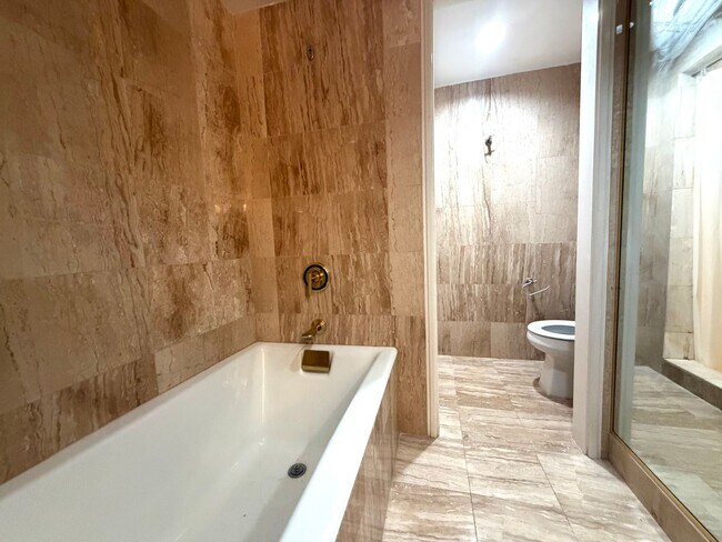 Building Photo - Furnished Studio (Royal Garden at Waikiki)