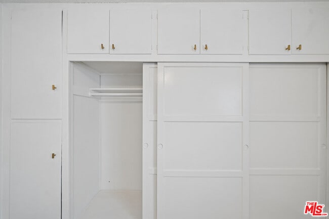 Building Photo - 7209 Willoughby Ave