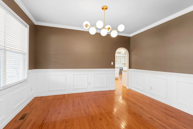 Building Photo - Beautiful 5 Bedroom Home in Dansforth Neig...