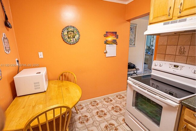 Building Photo - 16790 NE 14th Ave