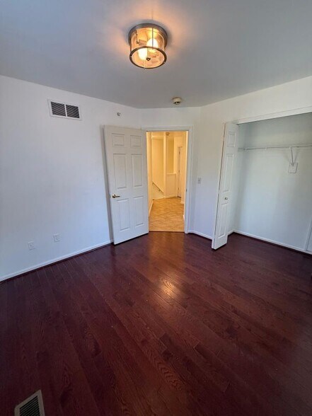 Building Photo - 1372 Village Dr