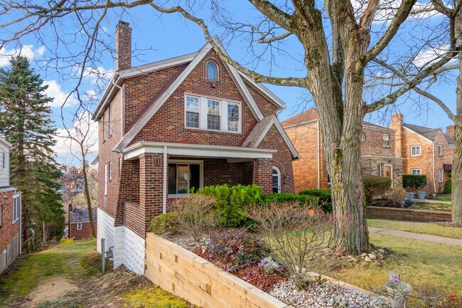 Building Photo - Beautiful 3 Bedroom House in Carrick Available May 1!