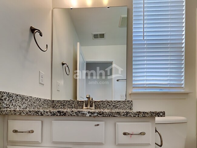 Building Photo - 525 Lateleaf Dr