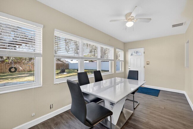 Building Photo - 3 Bedroom Home in Tavares with Large Fenced Backyard