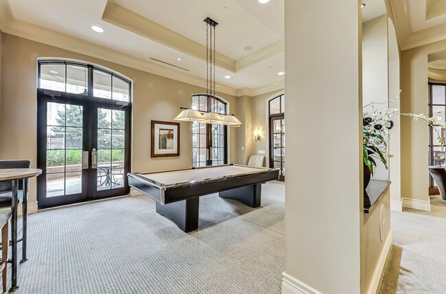 Building Photo - Luxury 2BD/2BA in The Gallery - Across fro...