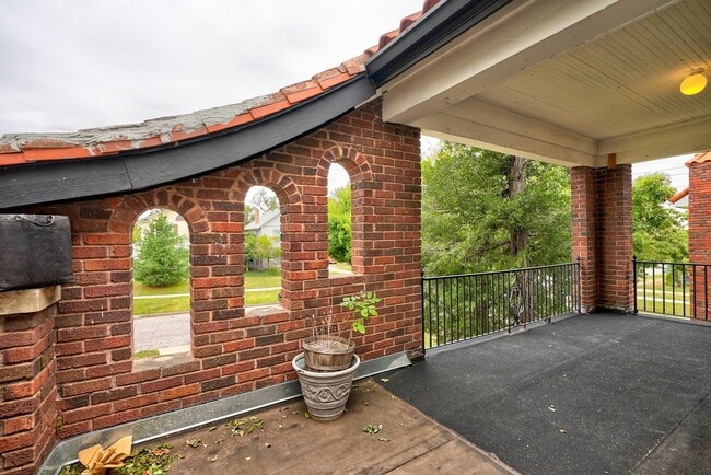 Building Photo - Exquisite 1 Bedroom Brownstone Apartment Steps Away from The Plaza District!