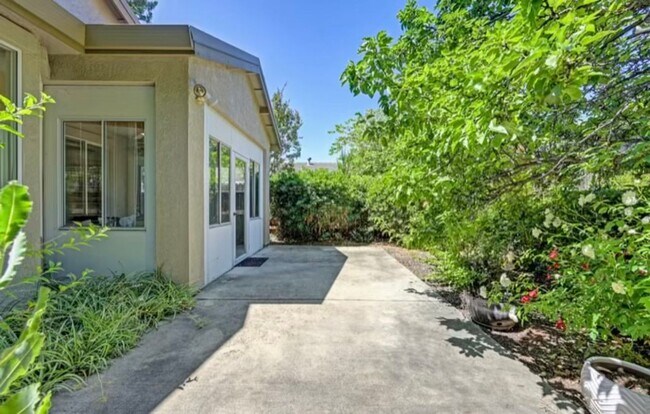 Building Photo - Nice Two Bedroom Two Bathroom Home in Rocklin - Whitney Oaks Ages 55+ Gated Community