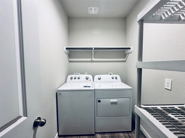 Building Photo - 1217 Antelope Passing Dr