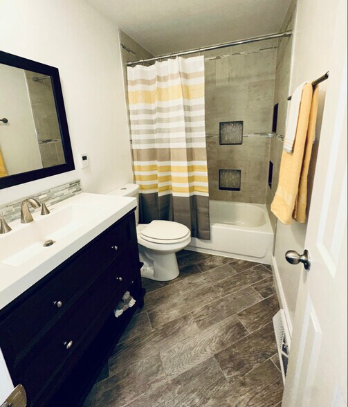 Building Photo - 930 Potter Dr